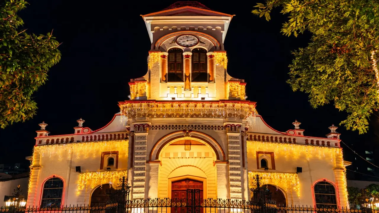 Parque principal de Sabaneta, Antioquia, con la iglesia de Santa Ana