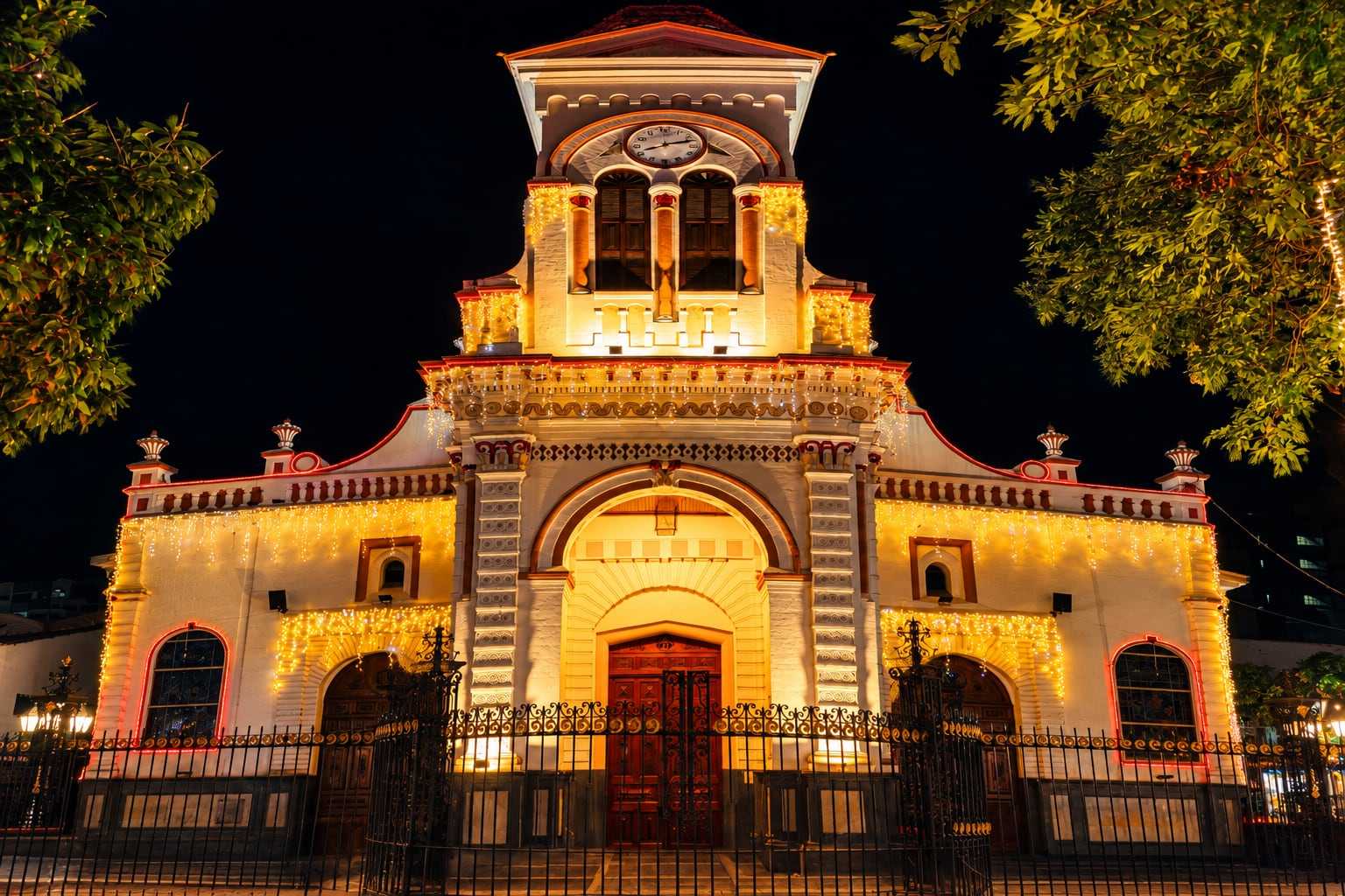 Iglesia de Santa Ana en el parque principal de Sabaneta, Antioquia, iluminada de noche