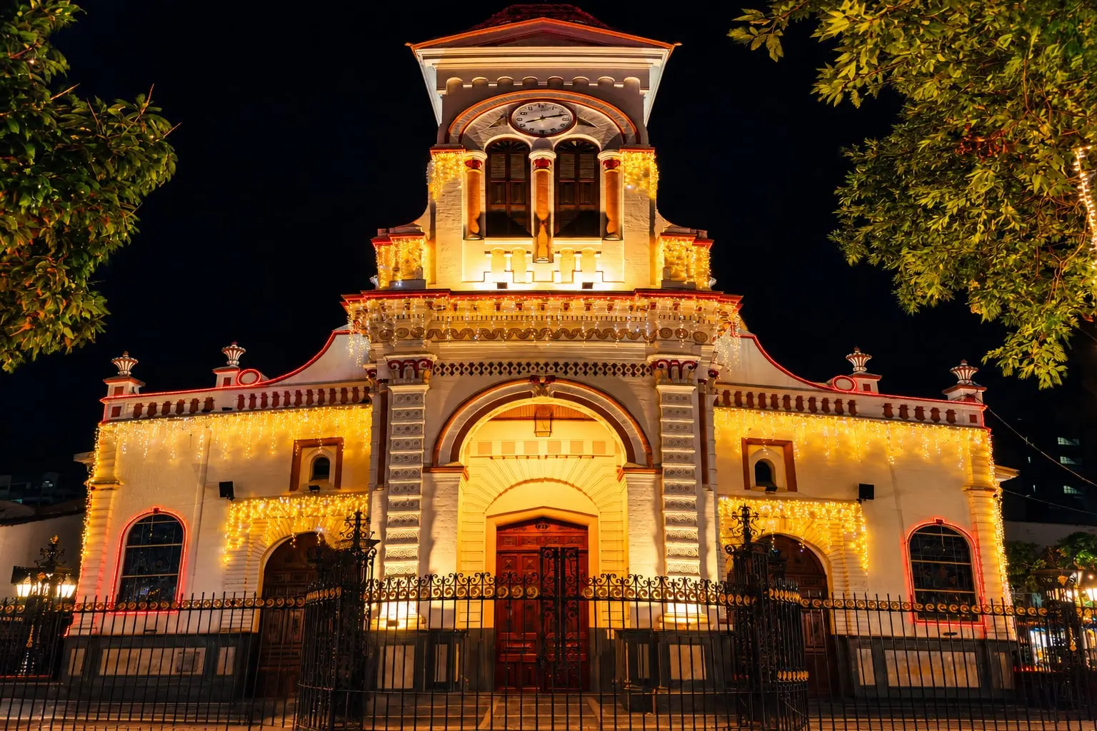 Iglesia de Santa Ana en el parque principal de Sabaneta, iluminada de noche